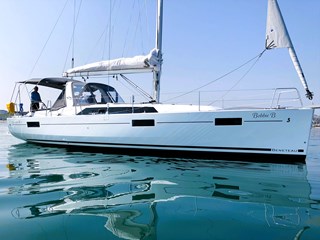 Beneteau Oceanis 41.1 at anchor