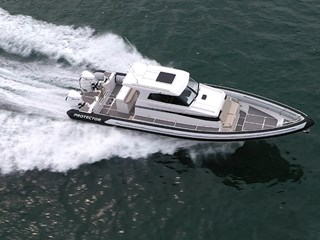 Protector 380 Targa under way